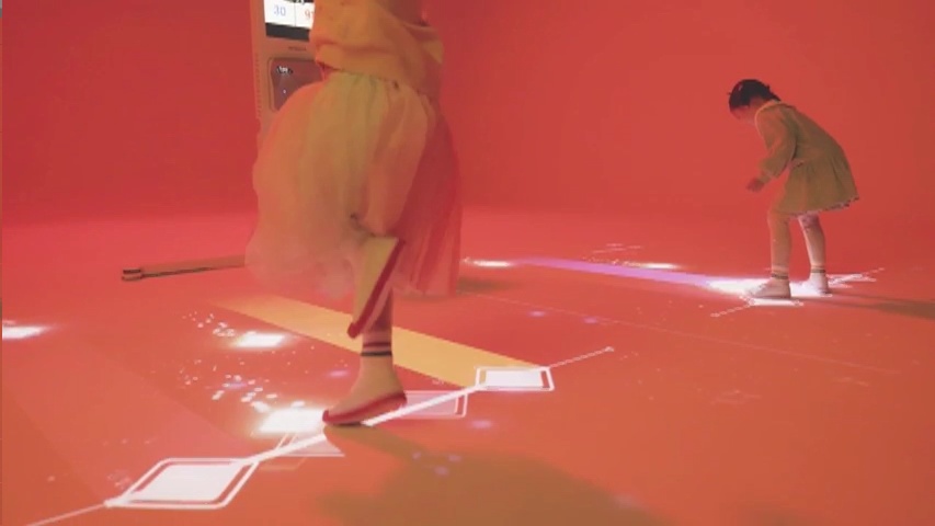 DIDIM 7 twohands-interactive-didim-v053801-i04-didim-smart-playground-kids-playing