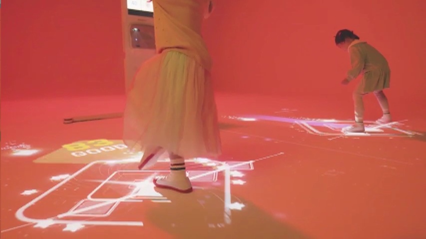 DIDIM 8 twohands-interactive-didim-v053801-i05-didim-smart-playground-kids-playing