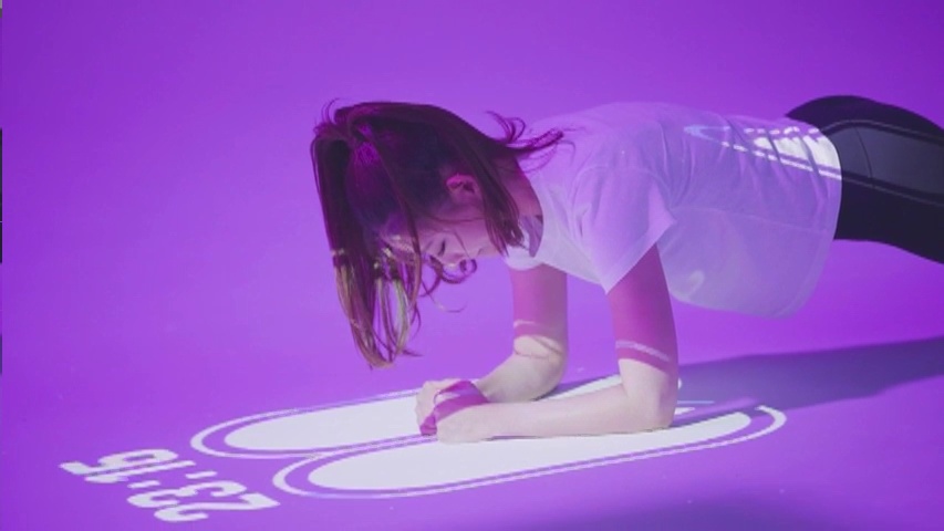 DIDIM 16 twohands-interactive-didim-v053801-i16-didim-smart-playground-young-female-playing