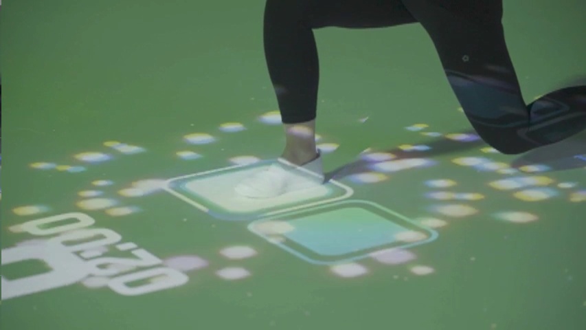 DIDIM 18 twohands-interactive-didim-v053801-i18-didim-smart-playground-young-female-playing