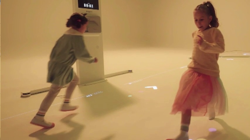 DIDIM 9 twohands-interactive-didim-v053801-i29-didim-smart-playground-kids-playing