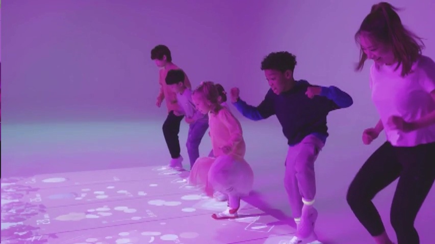 DIDIM 6 twohands-interactive-didim-v053801-i30-didim-smart-playground-kids-adult-playing