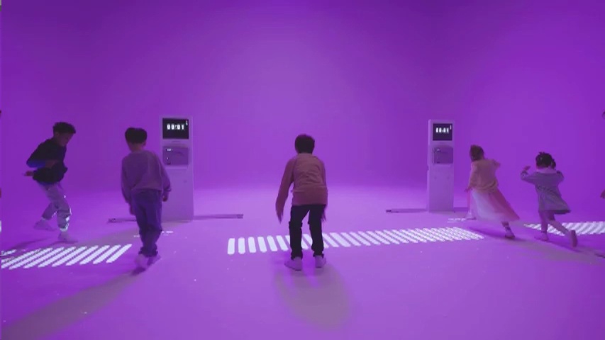 DIDIM 5 twohands-interactive-didim-v053801-i32-didim-smart-playground-kids-playing