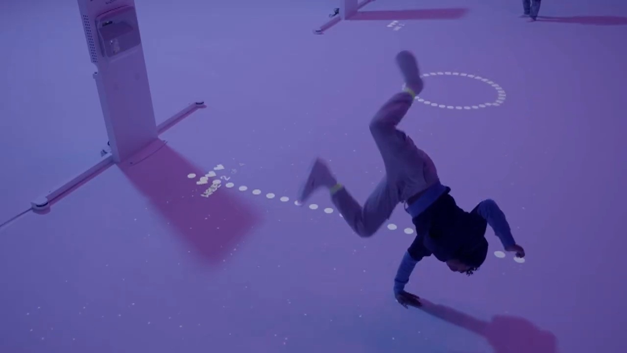 DIDIM 4 twohands-interactive-didim-v053802-i07-didim-smart-playground-kids-playing