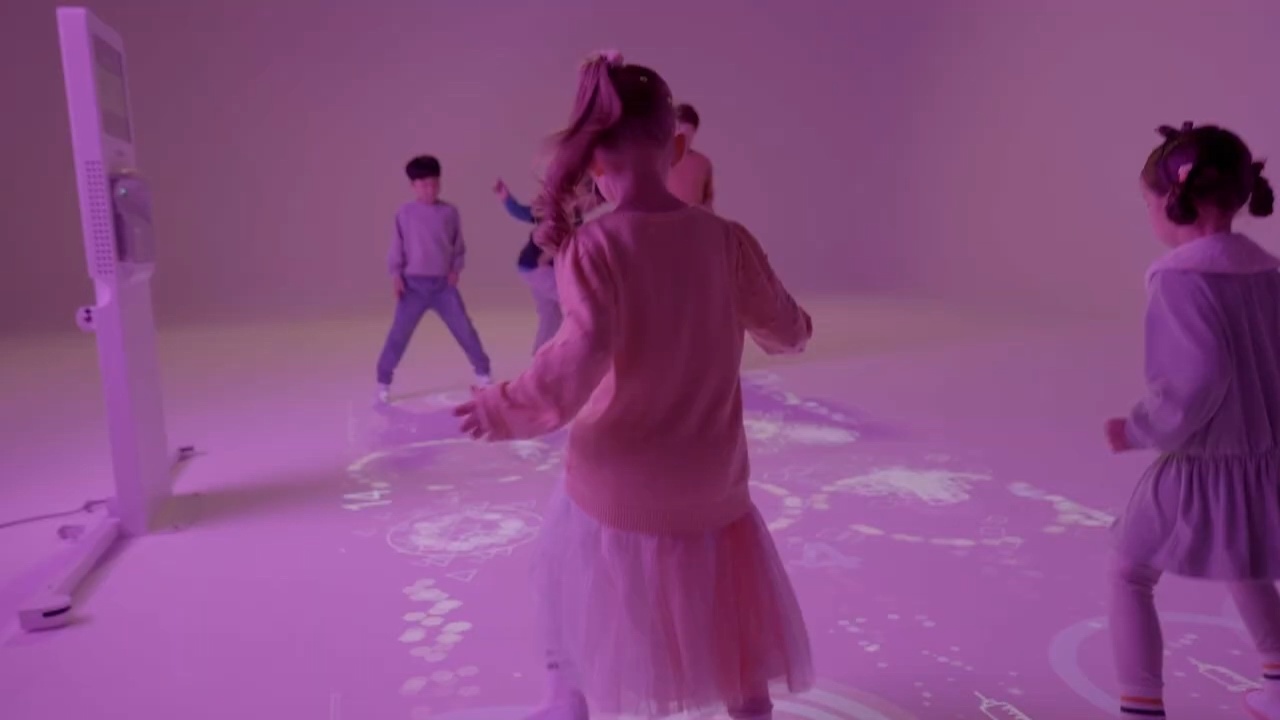 DIDIM 3 twohands-interactive-didim-v053802-i12-didim-smart-playground-kids-playing