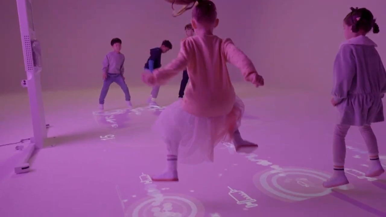 DIDIM 2 twohands-interactive-didim-v053802-i14-didim-smart-playground-kids-playing