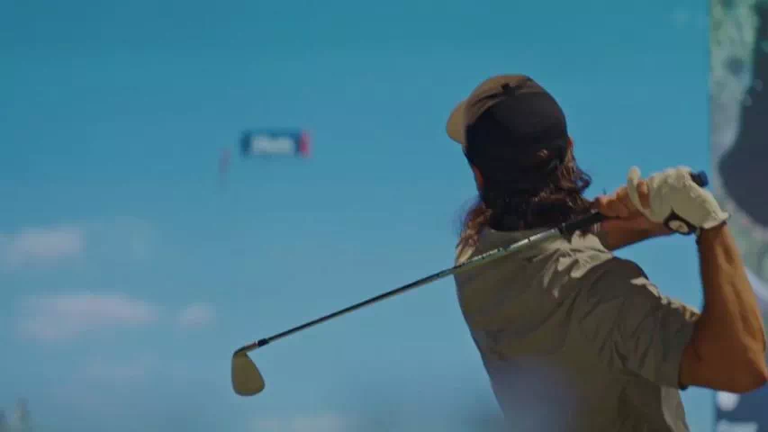 golfin idra golf simulator launch monitor hire male in cap plays golf