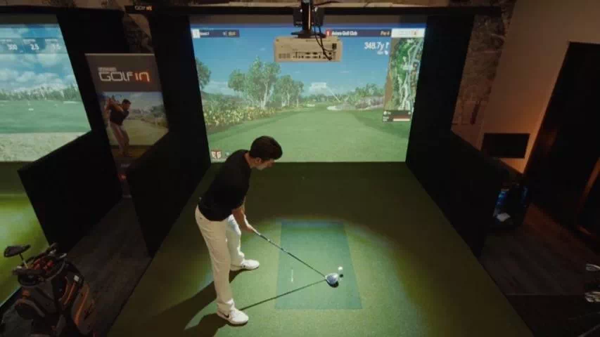 golfin idra golf simulator launch monitor rentals young male player