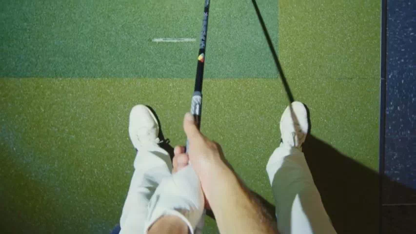 golfin idra golf simulator launch monitor rentals young male playing game